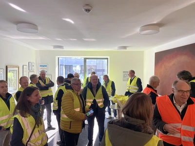 © Daniela Norridge / RKW Bayern e. V. Die Teilnehmenden des Mitglieder- und Kundentags bei der Führung