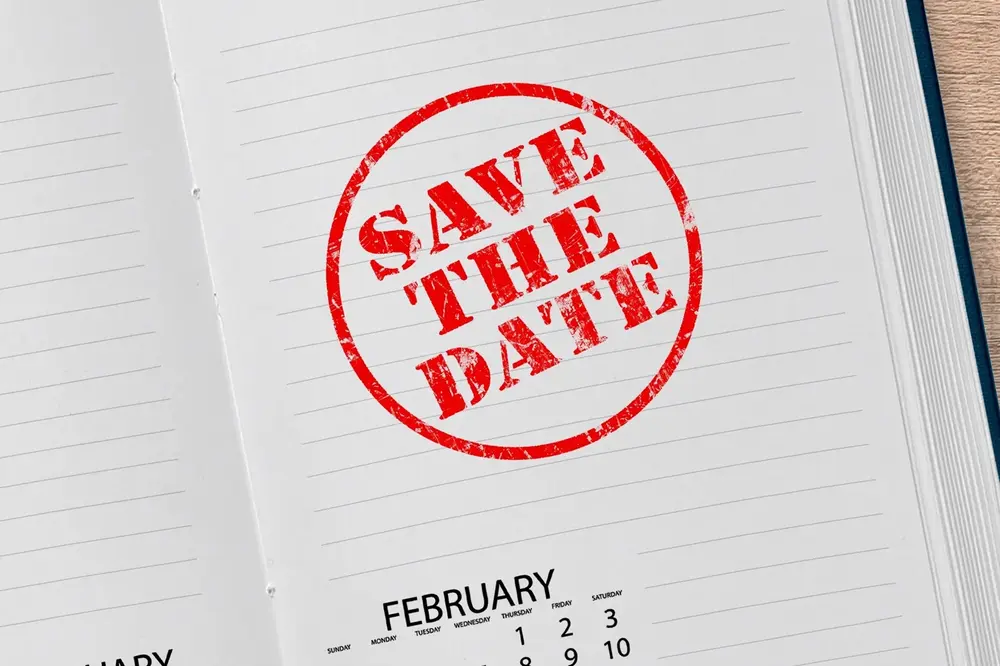 © Darkmoon Art / Pixabay Aufgeschlagener Kalender mit dem Stempelaufdruck Save-The-Date.