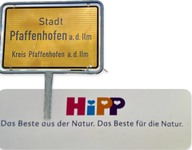 © HIPP und RKW / Sonstige/Kommerziell Ortsschild der Stadt Pfaffenhofen und Logo der Firma Hipp