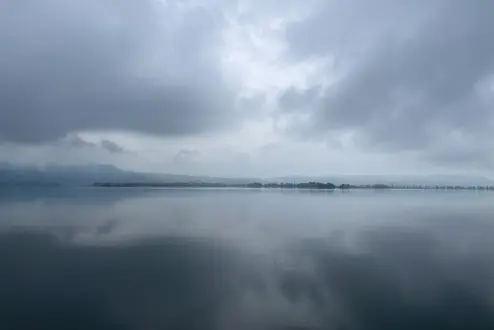 Kochelsee mit grauen Wolken