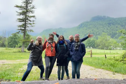 © Daniela Norridge / RKW Bayern e. V. Das fünfköpfige RKW Bayern Team auf einer Wanderung