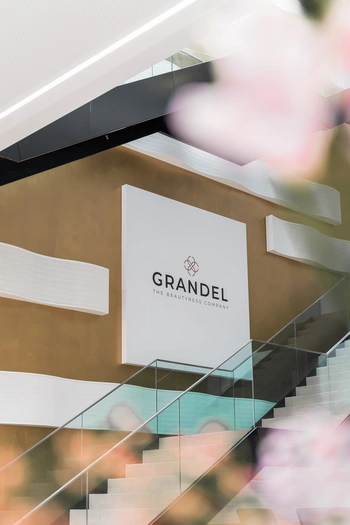© DR. GRANDEL GmbH, Nina Hogl / Sonstige/Kommerziell Treppenaufgang der Dr. Grandel GmbH
