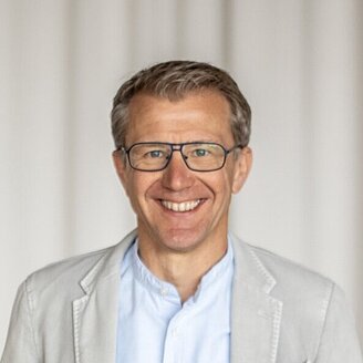 Josef Wissinger RKW Bayern e.V. – © Anke Brückner / RKW Bayern e. V. Vor weißem Hintergrund steht Geschäftsführer Josef Wissinger.