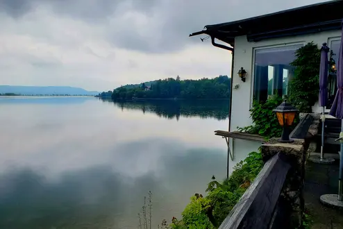 © Ruth Gehrhardt / RKW Bayern e. V. Blick auf den Kochelsee und Gasthof Grauer Bär